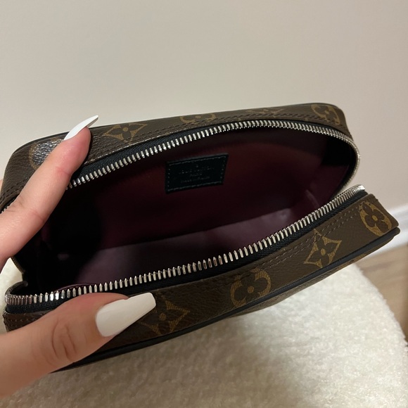 ❣️SOLD❣️Louis Vuitton Monogram Toiletry Case - Picture 7 of 11